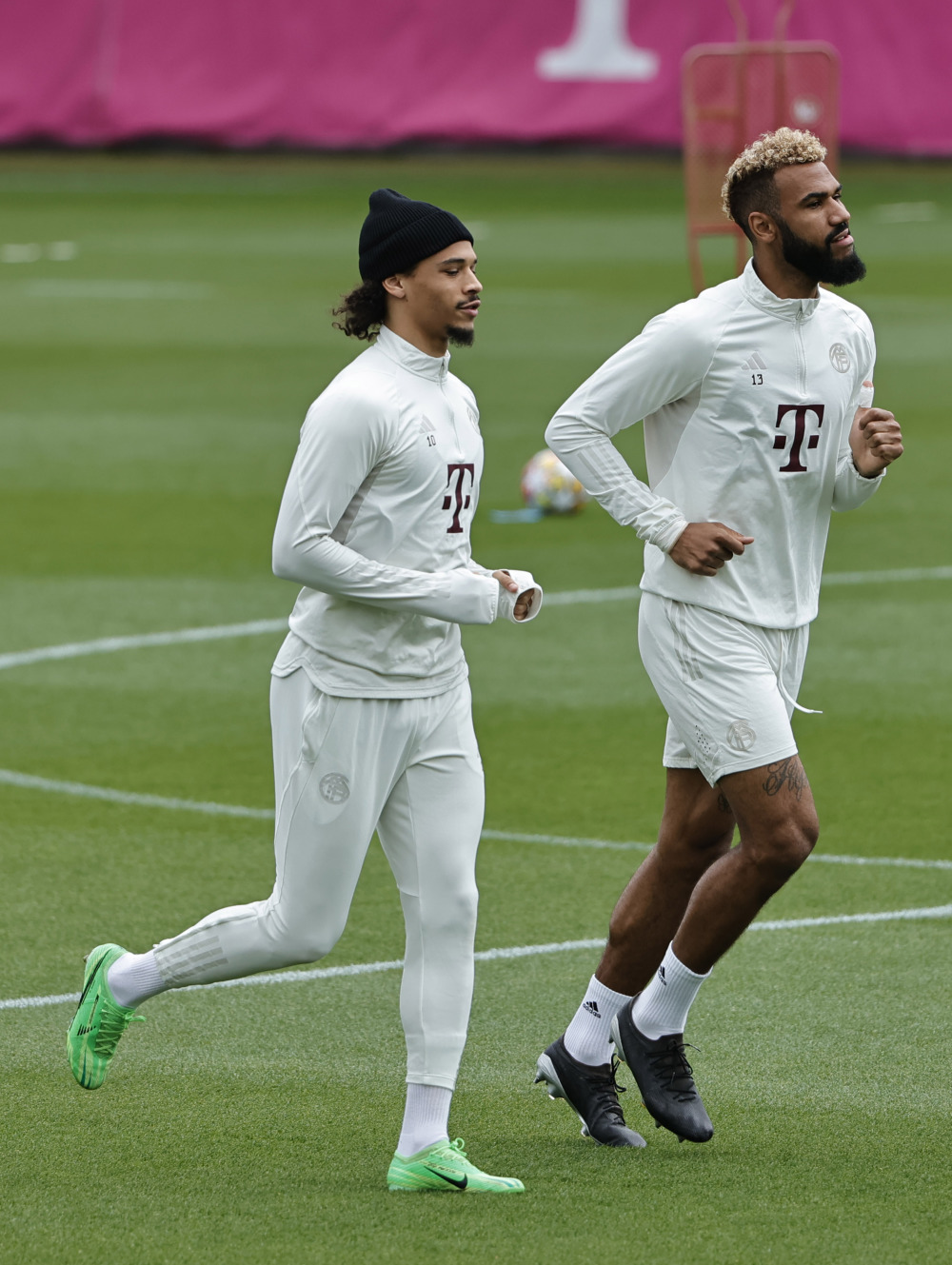 包含山东泰山止住颓势备战欧冠阿扎伦卡在拜仁比赛中问鼎冠军，网友：纽卡斯尔止住颓势备战欧联的词条